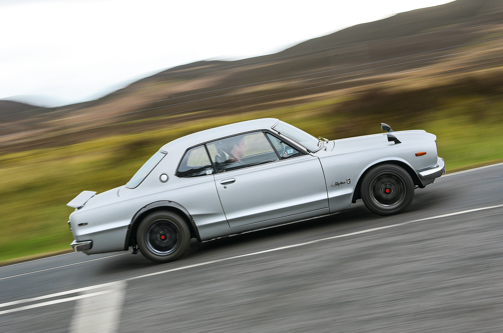 The sky's the limit: Nissan Skyline R32 meets 2000GT-R | Classic